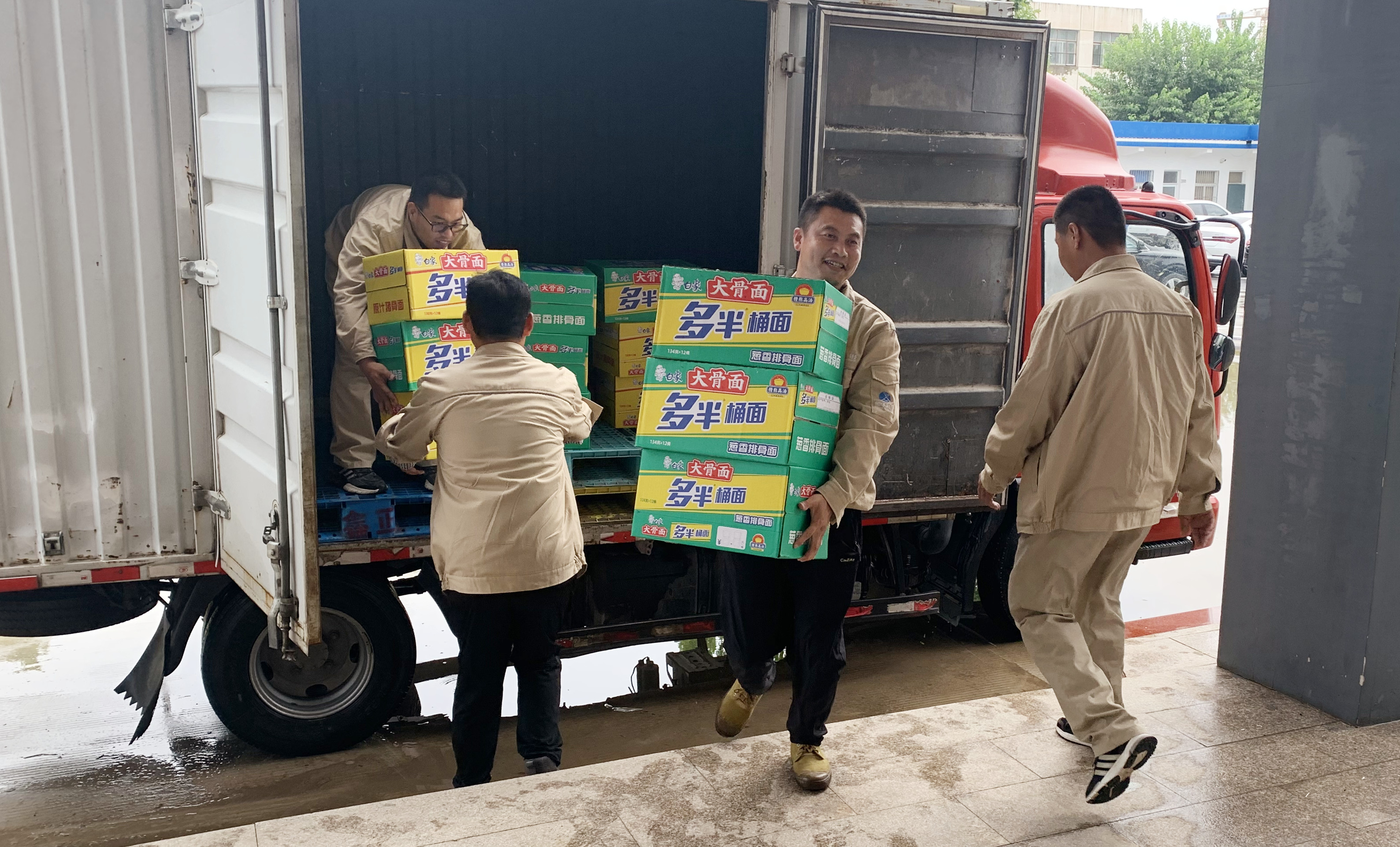 “中珑云”项目部为涿州汛情受灾州里募捐物资 title=